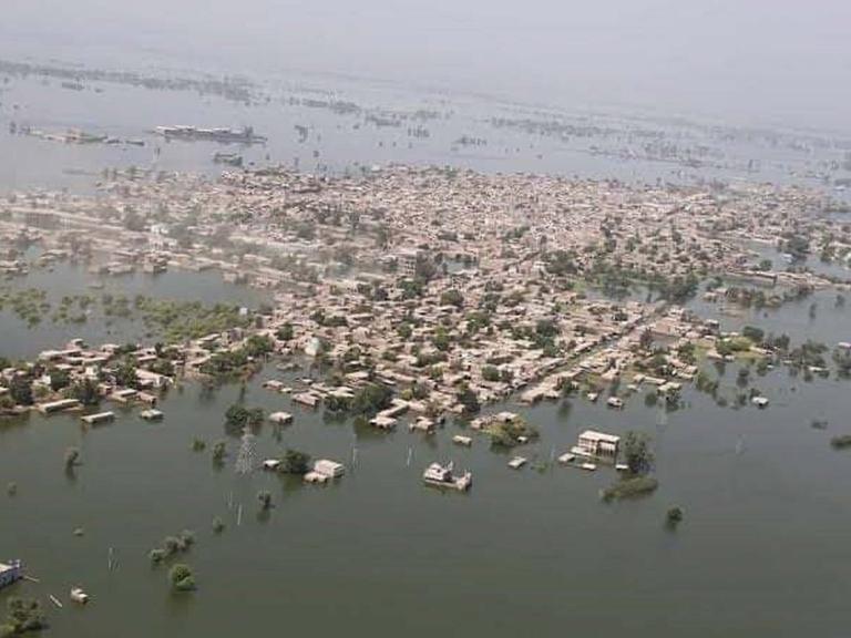 Luftbild von der überschwemmten Stadt Khairpur Nathan Shah in Pakistan 