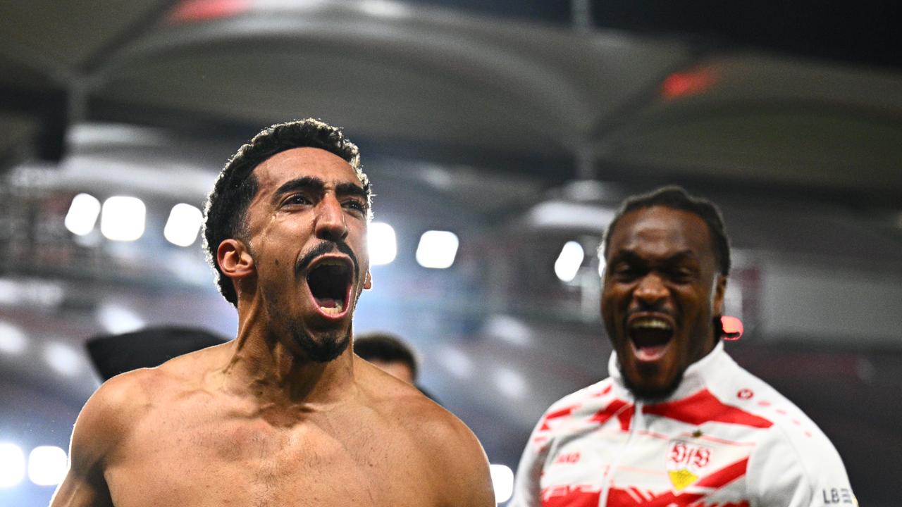 Tiago Tomas vom VfB Stuttgart jubelt nach seinem Tor zum 2:1. Neben ihm steht Team-Kollege Dan-Axel Zagadou.