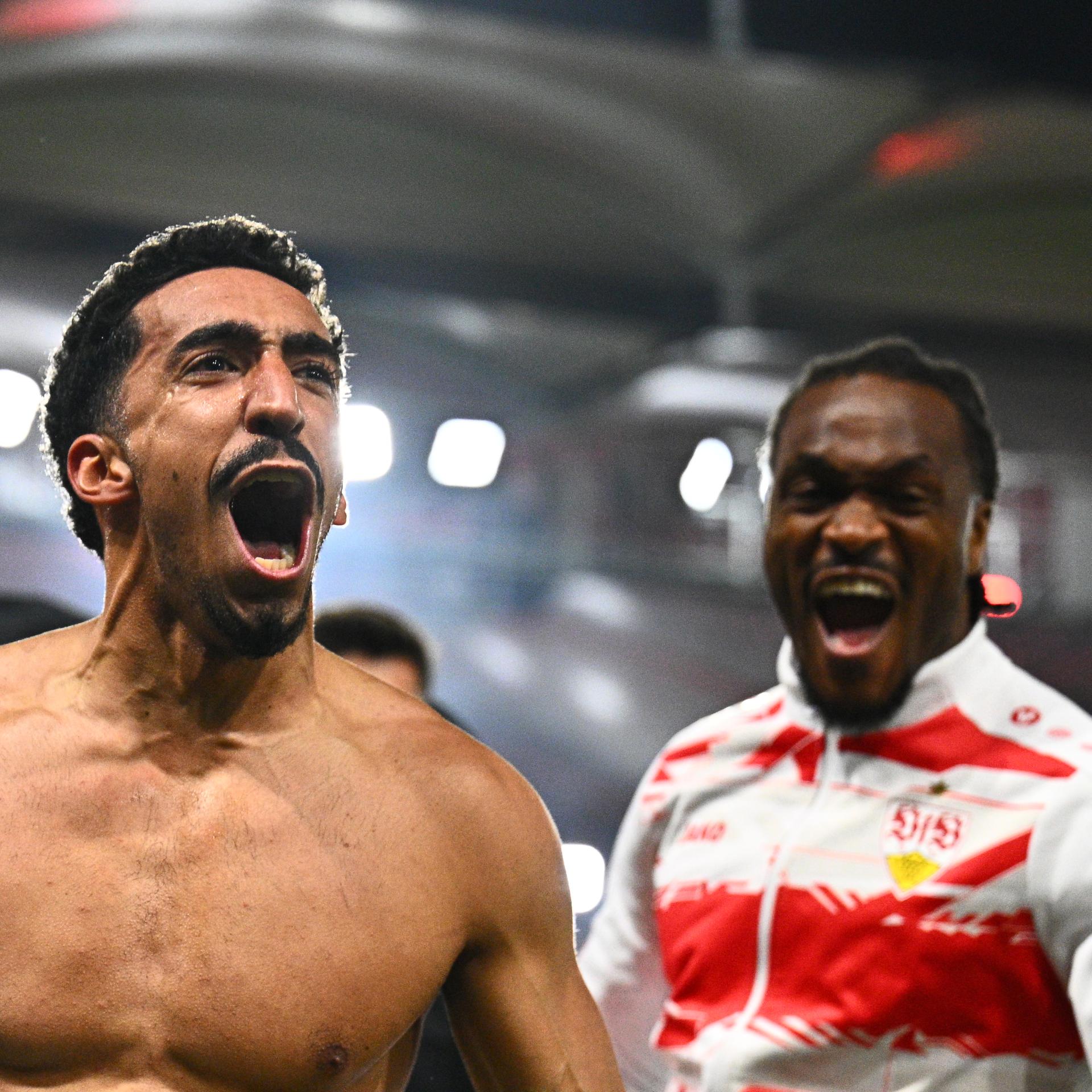 Tiago Tomas vom VfB Stuttgart jubelt nach seinem Tor zum 2:1. Neben ihm steht Team-Kollege Dan-Axel Zagadou.