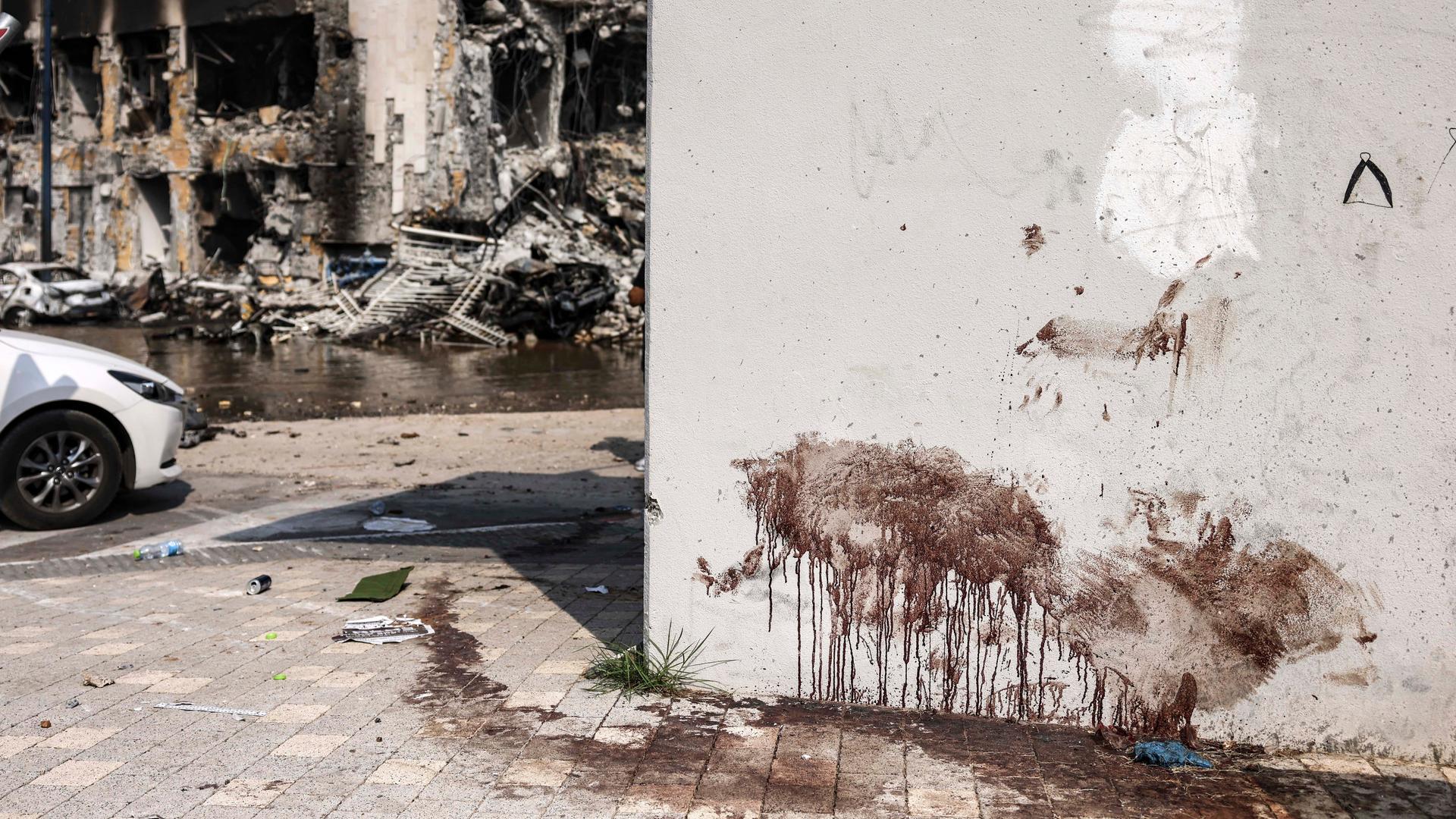 Blutflecken an der Wand einer israelischen Polizeistation in Sderot nach dem Großangriff der Hamas auf Israel.