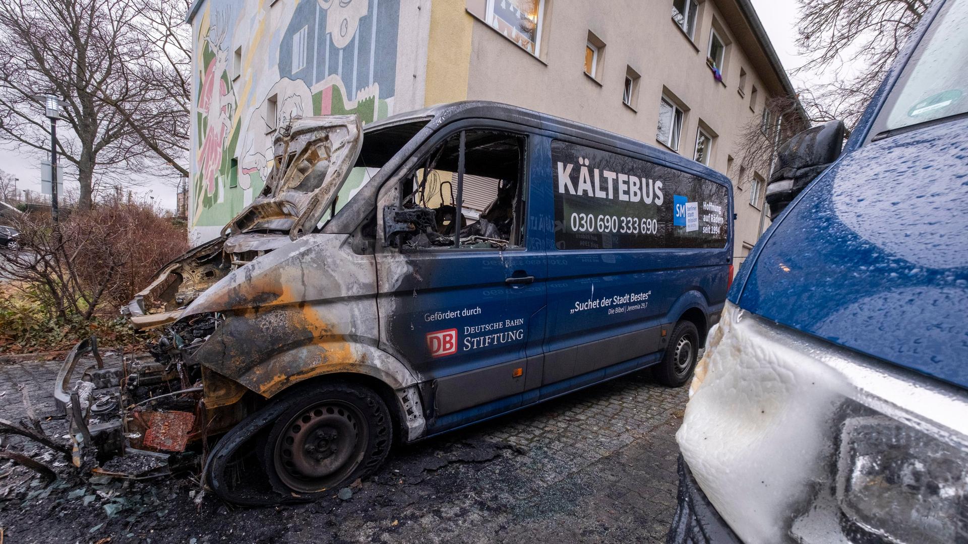 Ein großes Fahrzeug mit der Aufschrift "Kältebus" und einem ausgebrannten Vorderteil. Ein großes Fahrzeug mit der Aufschrift "Kältebus" und einem ausgebrannten Vorderteil.