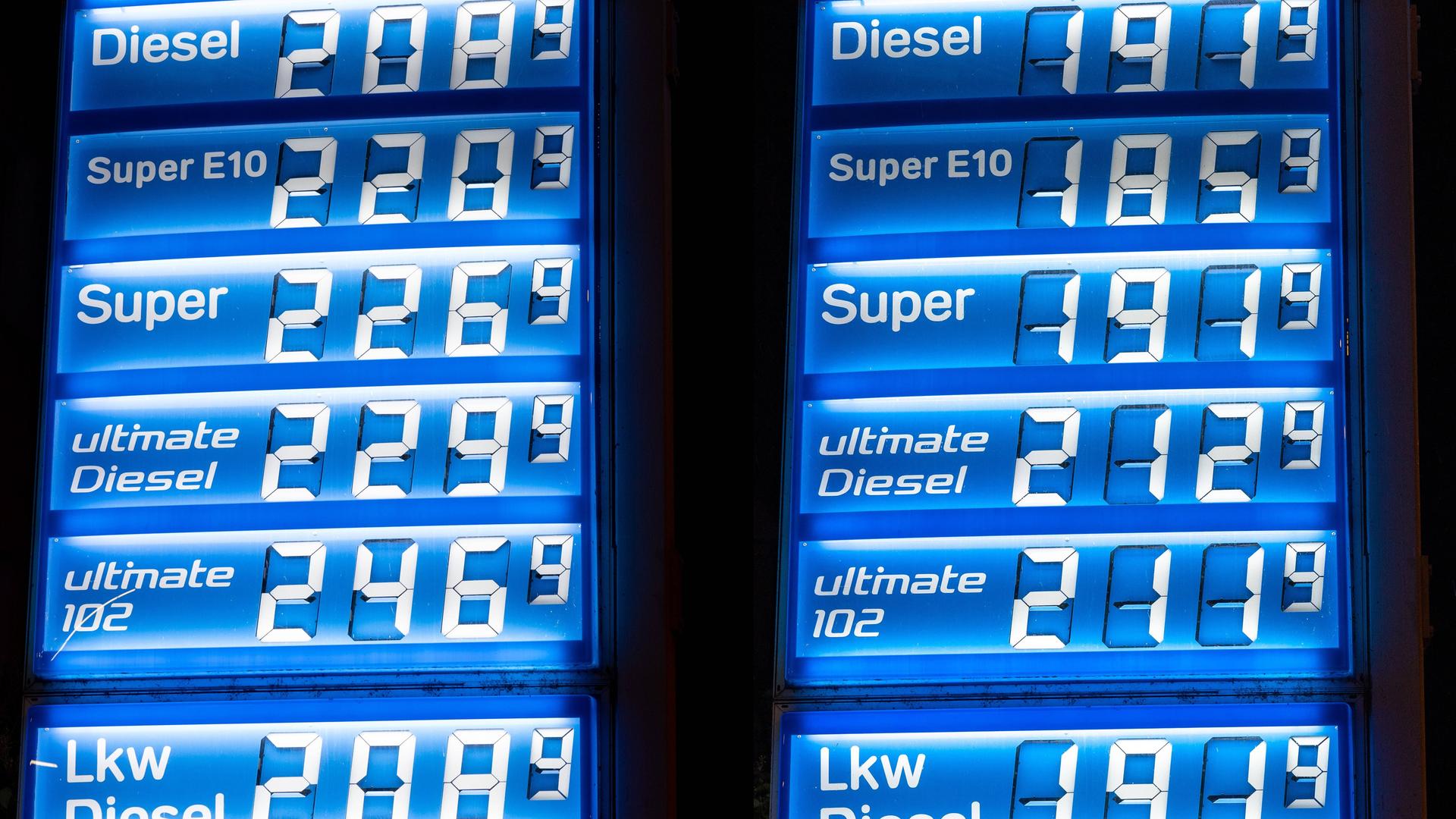 Collage: Vergleich der Anzeigetafel der Benzinpreise an einer ARAL-Tankstelle, wenige Minuten vor (links) und nach (rechts) Mitternacht, nachdem heute für drei Monate die Steuerentlastung von Benzin und Diesel in Kraft getreten ist.