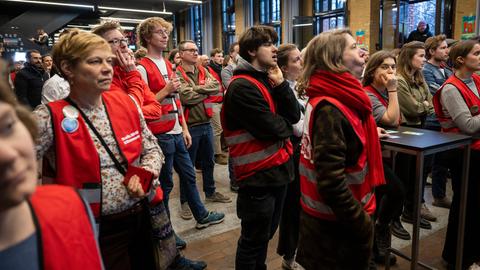 Mitglieder des Bündnisses "Berlin 2030 Klimaneutral" reagieren auf die ersten Ergebnisse über den Volksentscheid "Berlin 2030 Klimaneutral".