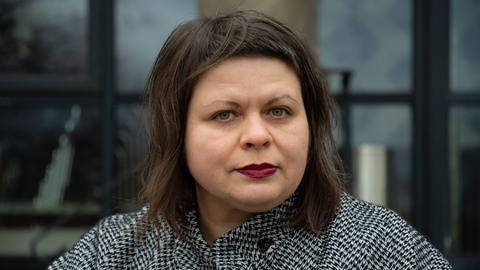 Portrait von Iryna Herasimovich, im HIntergrund ein Fenster