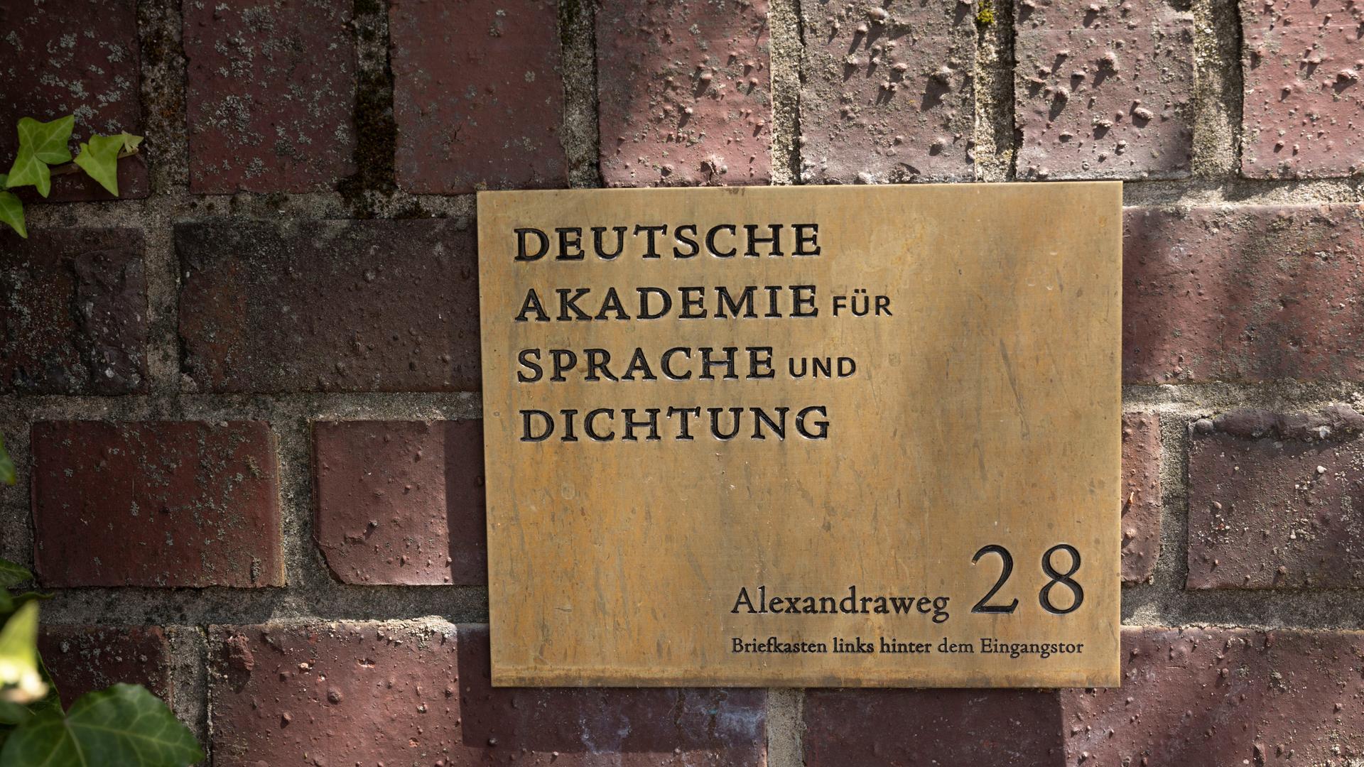 "Deutsche Akademie für Sprache und Dichtung" ist auf einem Schild zu lesen. "Deutsche Akademie für Sprache und Dichtung" ist auf einem Schild zu lesen.
