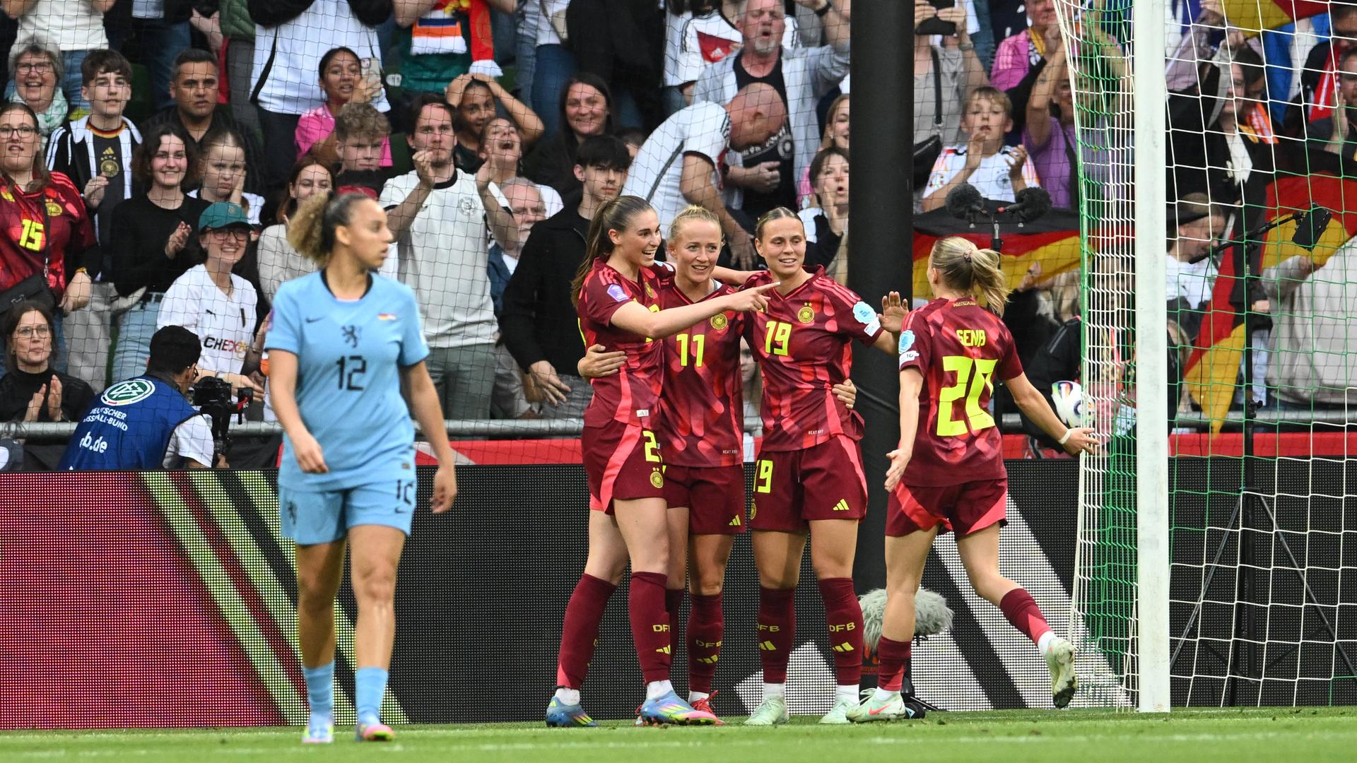 Die Deutsche Fußballerin Lea Schüller feiert ihren Treffer mit drei Mitspielerinnen. Neben dem Pulk ist eine enttäuschte Niederländerin auf dem Platz zu sehen. Die Deutsche Fußballerin Lea Schüller feiert ihren Treffer mit drei Mitspielerinnen. Neben dem Pulk ist eine enttäuschte Niederländerin auf dem Platz zu sehen.