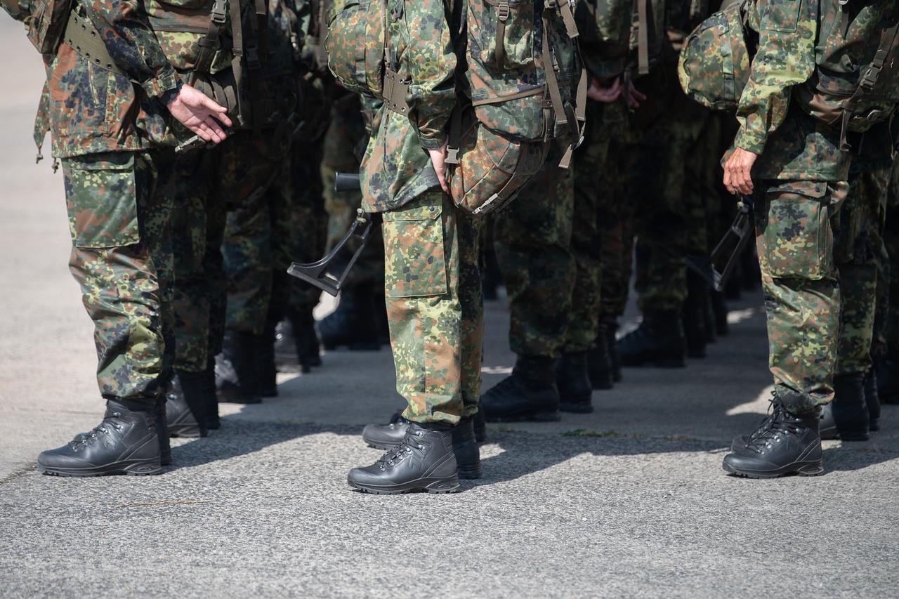 Rekruten, die für die Reserve ausgebildet werden, stehen auf dem Truppenübungsplatz Hammelburg der Bundeswehr.