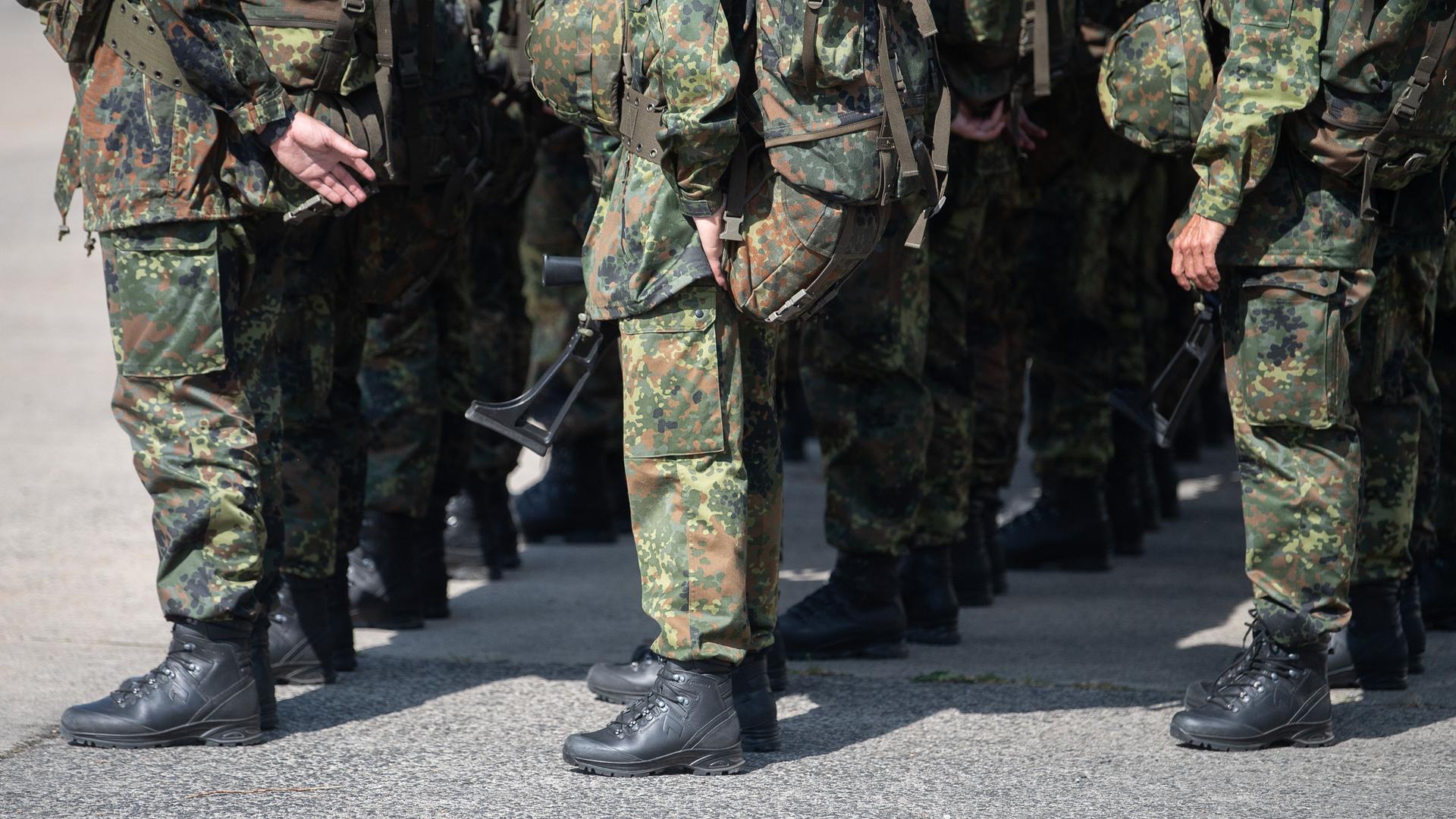 Rekruten, die für die Reserve ausgebildet werden, stehen auf dem Truppenübungsplatz Hammelburg der Bundeswehr.