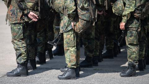 Rekruten der Bundeswehr stehen auf einem Truppenübungsplatz