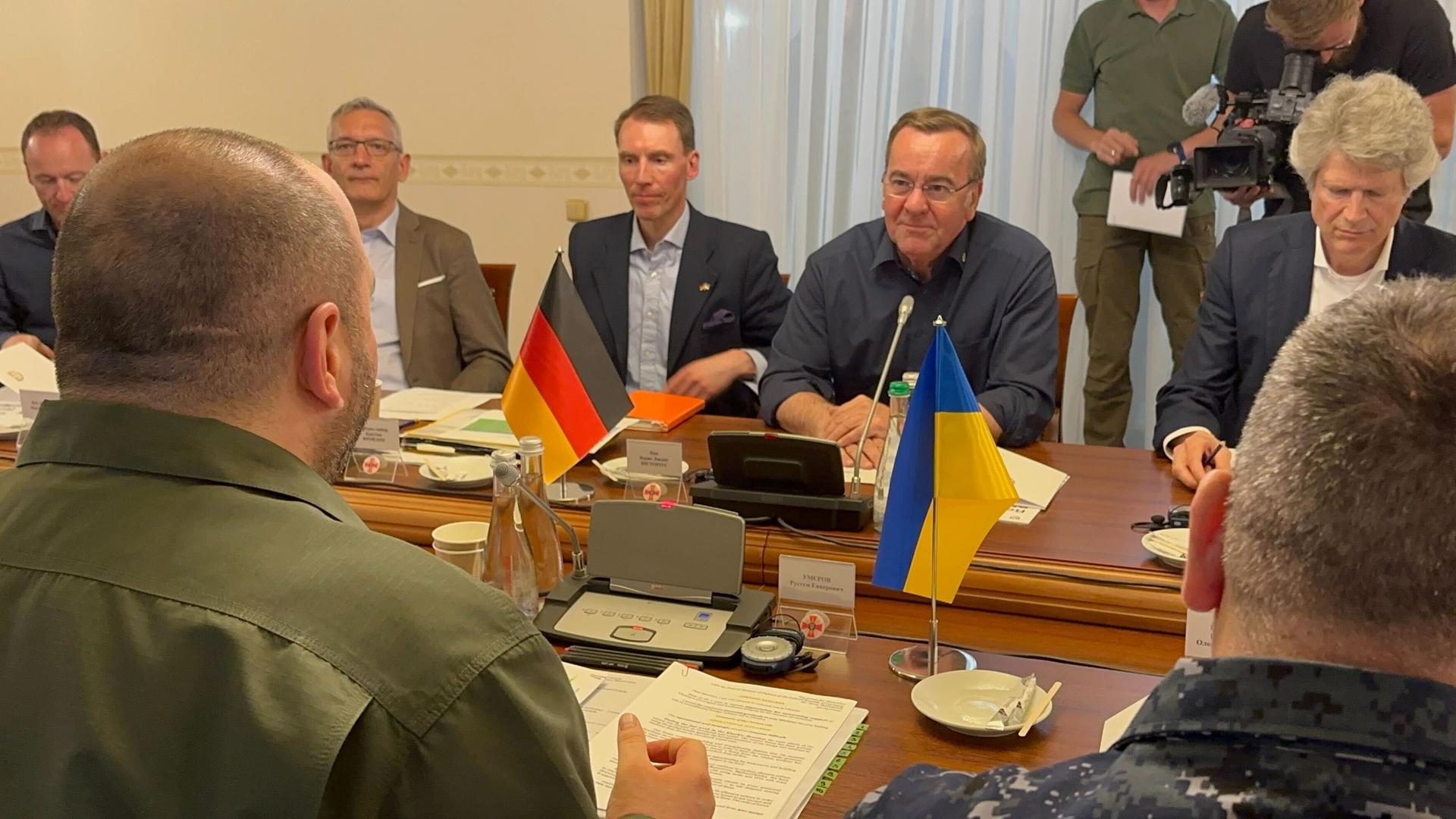 Verteidigungsminister Boris Pistorius (SPD,hinten 2.v.r) trifft sich mit seinem ukrainischen Amtskollegen Rustem Umjerow (vorne links), Ukrainischer Verteidigungsminister, in Odessa. Neben ihnen sitzen weitere Delegationsmitglieder. Aufnahme vom 30.05.2024.