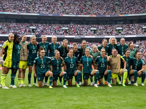 Die deutsche Nationalmannschaft der Frauen posiert vor dem EM-Finale gegen England für ein Mannschaftsfoto.