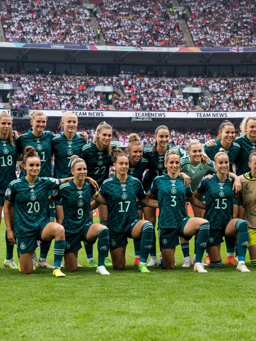 Die deutsche Nationalmannschaft der Frauen posiert vor dem EM-Finale gegen England für ein Mannschaftsfoto.