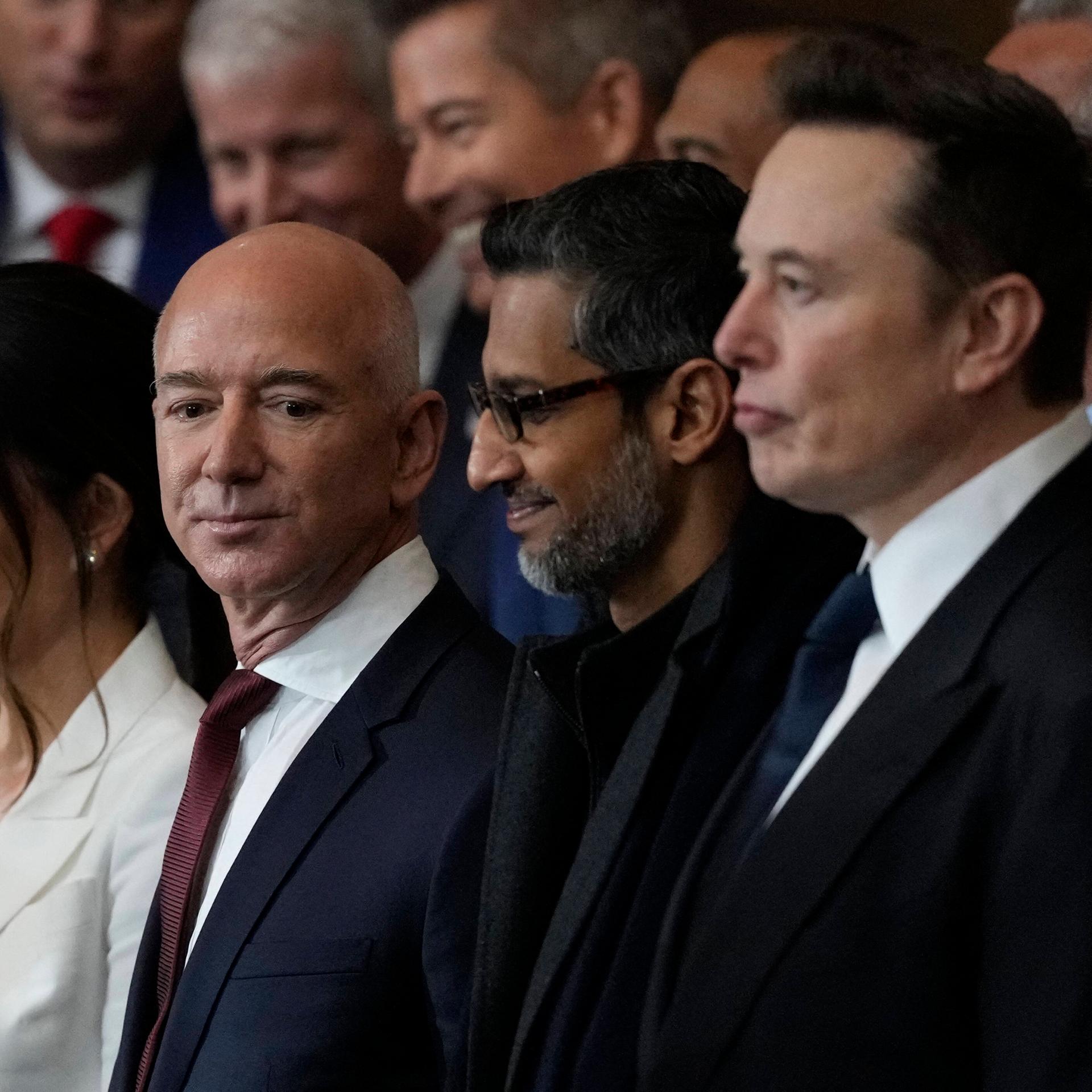 Mark Zuckerberg (Facebook/Meta), Lauren Sanchez, die Verlobte von Jeff Bezos, Jeff Bezos (Amazon), Sundar Pichai (Google/Alphabet) und Elon Musk (Tesla, SpaceX), bei Vereidigung von Donald Trump im US-Kapitol.