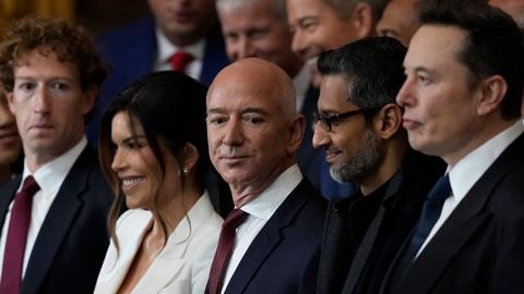 Mark Zuckerberg (Meta Platforms), Lauren Sanchez, die Verlobte von Jeff Bezos, Jeff Bezos (Amazon), Sundar Pichai (Google/Alphabet) und Elon Musk (Tesla, SpaceX), bei der Vereidigung von Donald Trump im US-Kapitol.