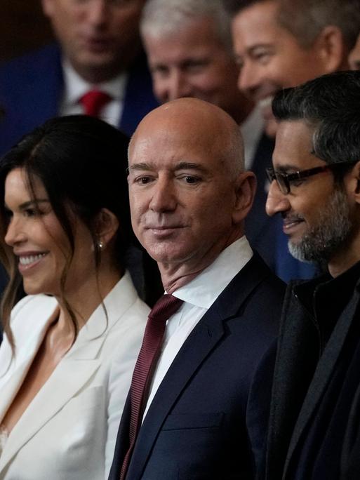 Mark Zuckerberg (Facebook/Meta), Lauren Sanchez, die Verlobte von Jeff Bezos, Jeff Bezos (Amazon), Sundar Pichai (Google/Alphabet) und Elon Musk (Tesla, SpaceX), bei Vereidigung von Donald Trump im US-Kapitol.