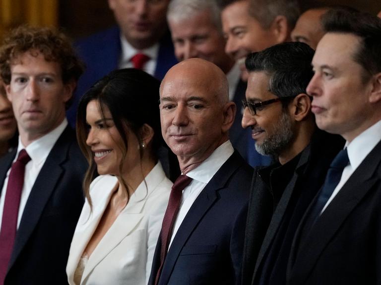 Mark Zuckerberg (Meta Platforms), Lauren Sanchez, die Verlobte von Jeff Bezos, Jeff Bezos (Amazon), Sundar Pichai (Google/Alphabet) und Elon Musk (Tesla, SpaceX), bei der Vereidigung von Donald Trump im US-Kapitol.