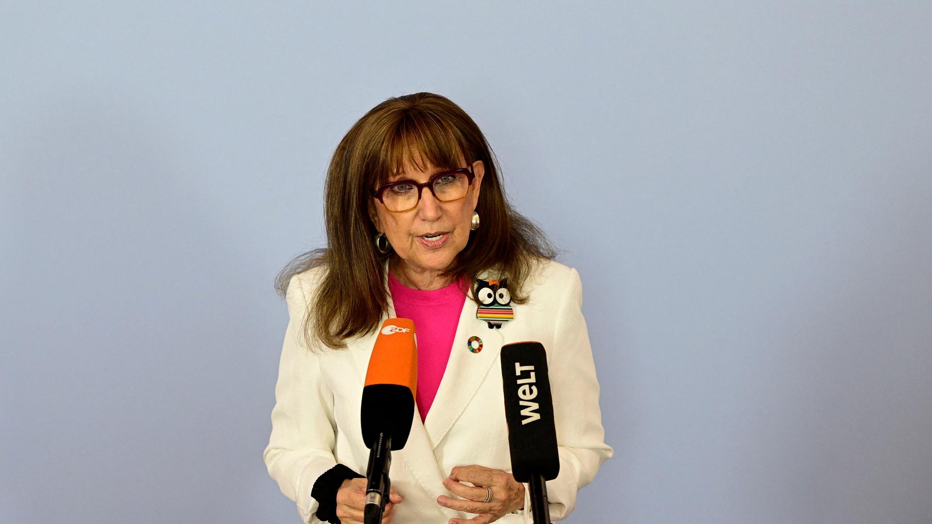 Die Generalsekretärin der UNO-Konferenz für Handel und Entwicklung, Rebeca Grynspan, steht hinter einem Mikrofon. Die Generalsekretärin der UNO-Konferenz für Handel und Entwicklung, Rebeca Grynspan, steht hinter einem Mikrofon.