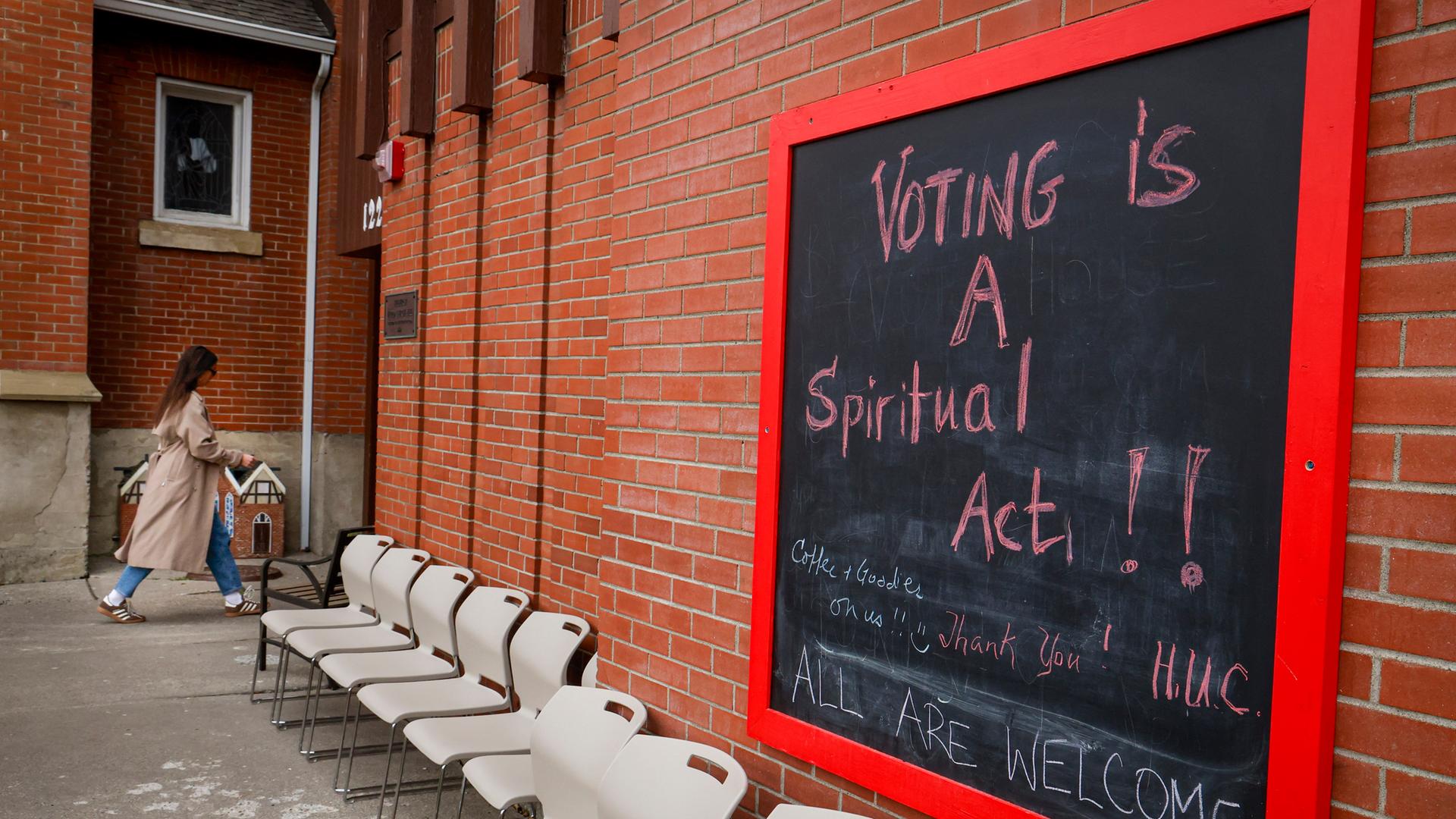 Kanada, Calgary: Eine Wählerin betritt ein Wahllokal, um ihre Stimme beim Referendum in Alberta abzugeben. Kanada, Calgary: Eine Wählerin betritt ein Wahllokal, um ihre Stimme beim Referendum in Alberta abzugeben.