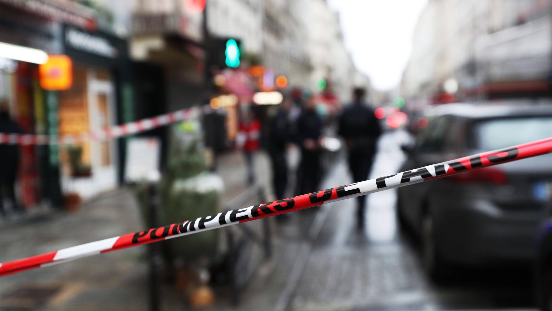 Ein Absperrband vor dem Tatort in Paris, wo ein Angreifer mindestens drei Menschen erschossen hat