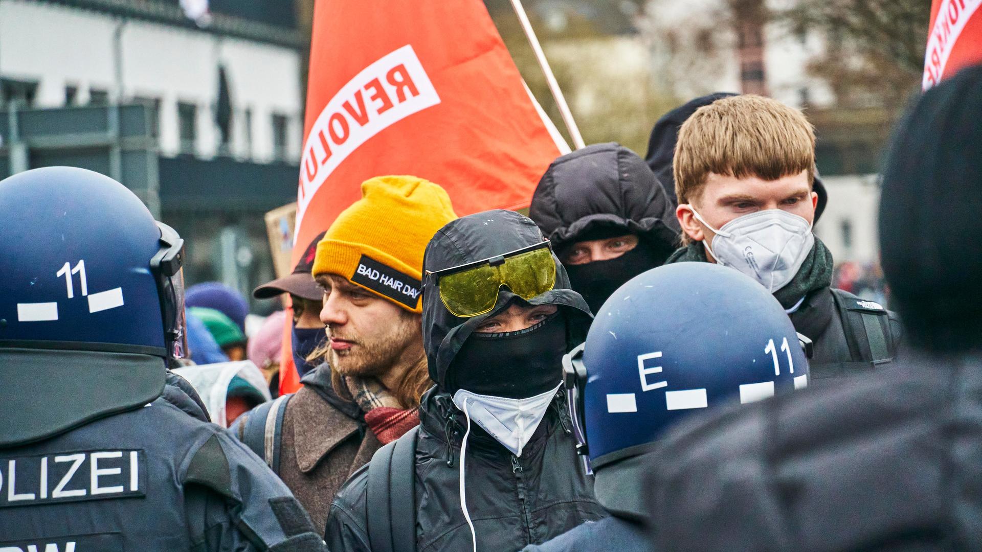 Demonstraten und Polizisten stehen dicht nebeneinander in Gießen. 