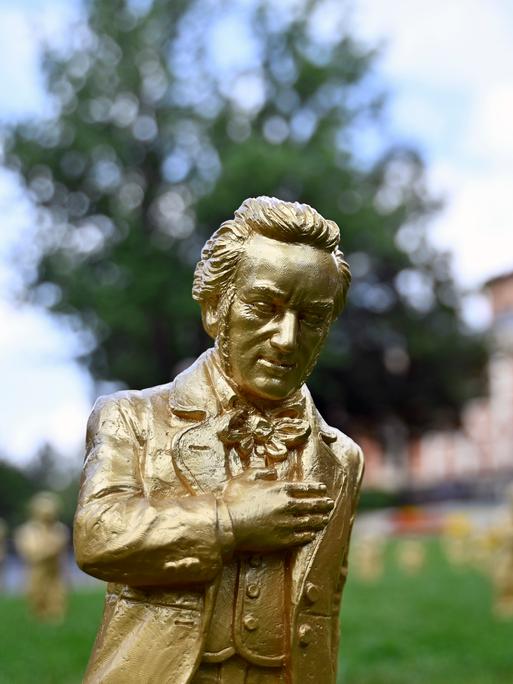 Eine goldene Richard-Wagner-Figur steht vor dem Festspielhaus Bayreuth.