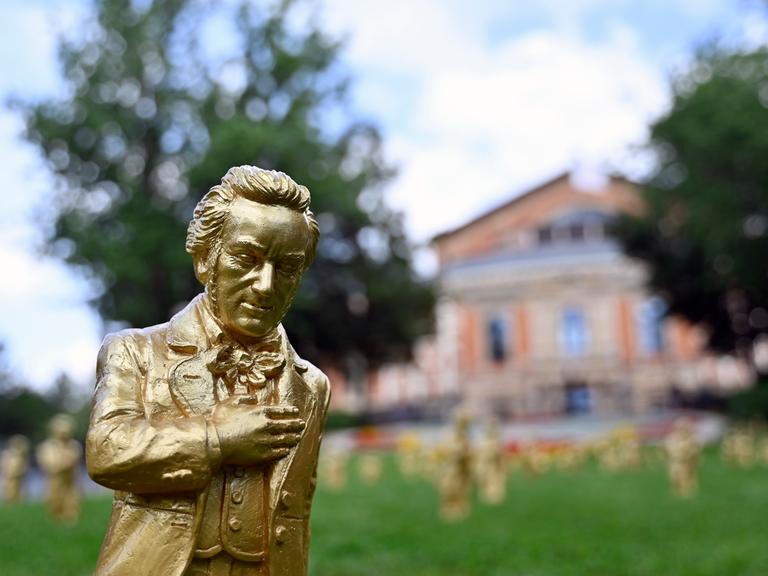 Eine goldene Richard-Wagner-Figur steht vor dem Festspielhaus Bayreuth.