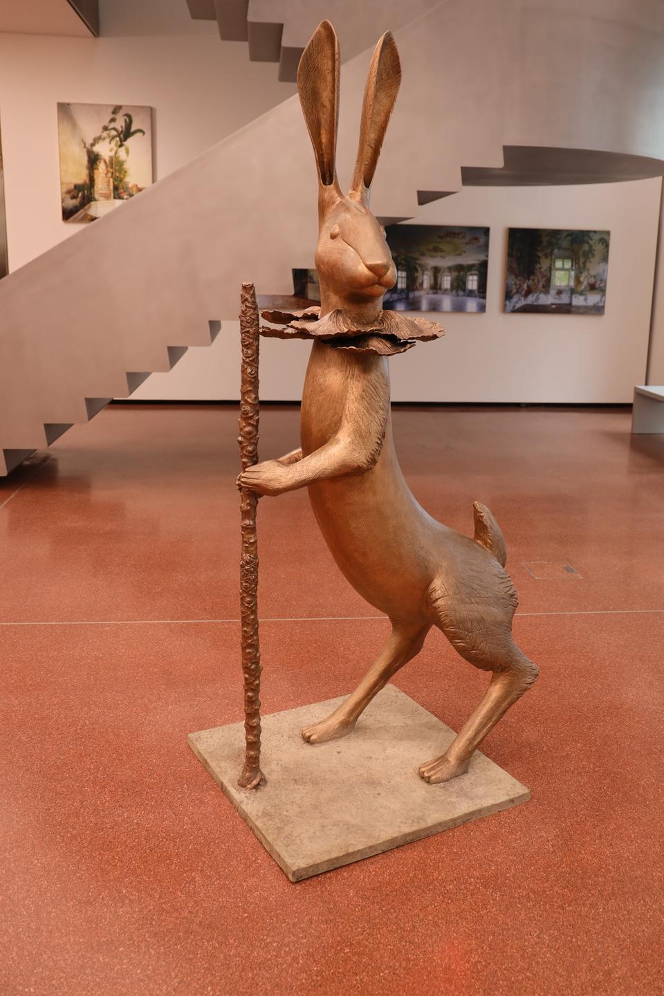 Im Museum Heidi Horten Collection steht ein großer goldener Hase als Kunstwerk.
