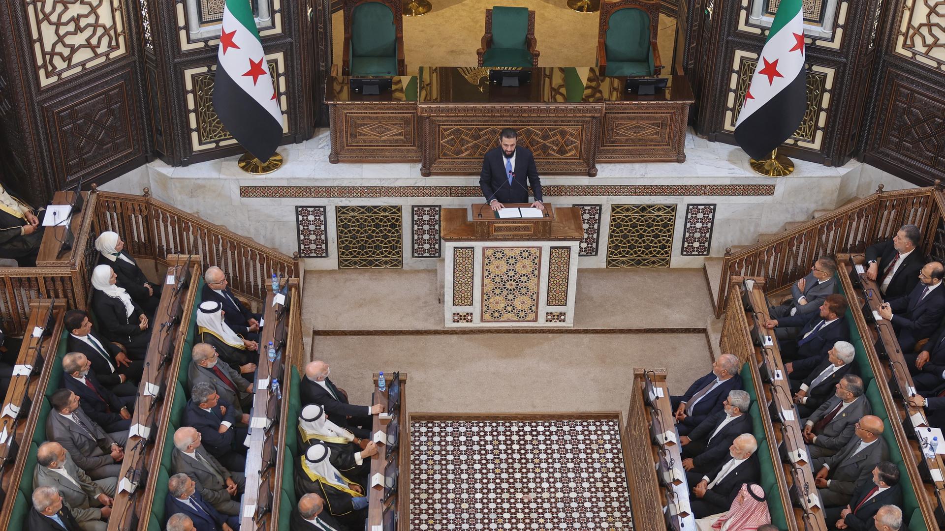 Der syrische Übergangspräsident Ahmed al-Scharaa hält eine Rede bei der Eröffnungssitzung der neu gebildeten syrischen Volksversammlung - der ersten seit dem Sturz der Regierung von Präsident Assad. 