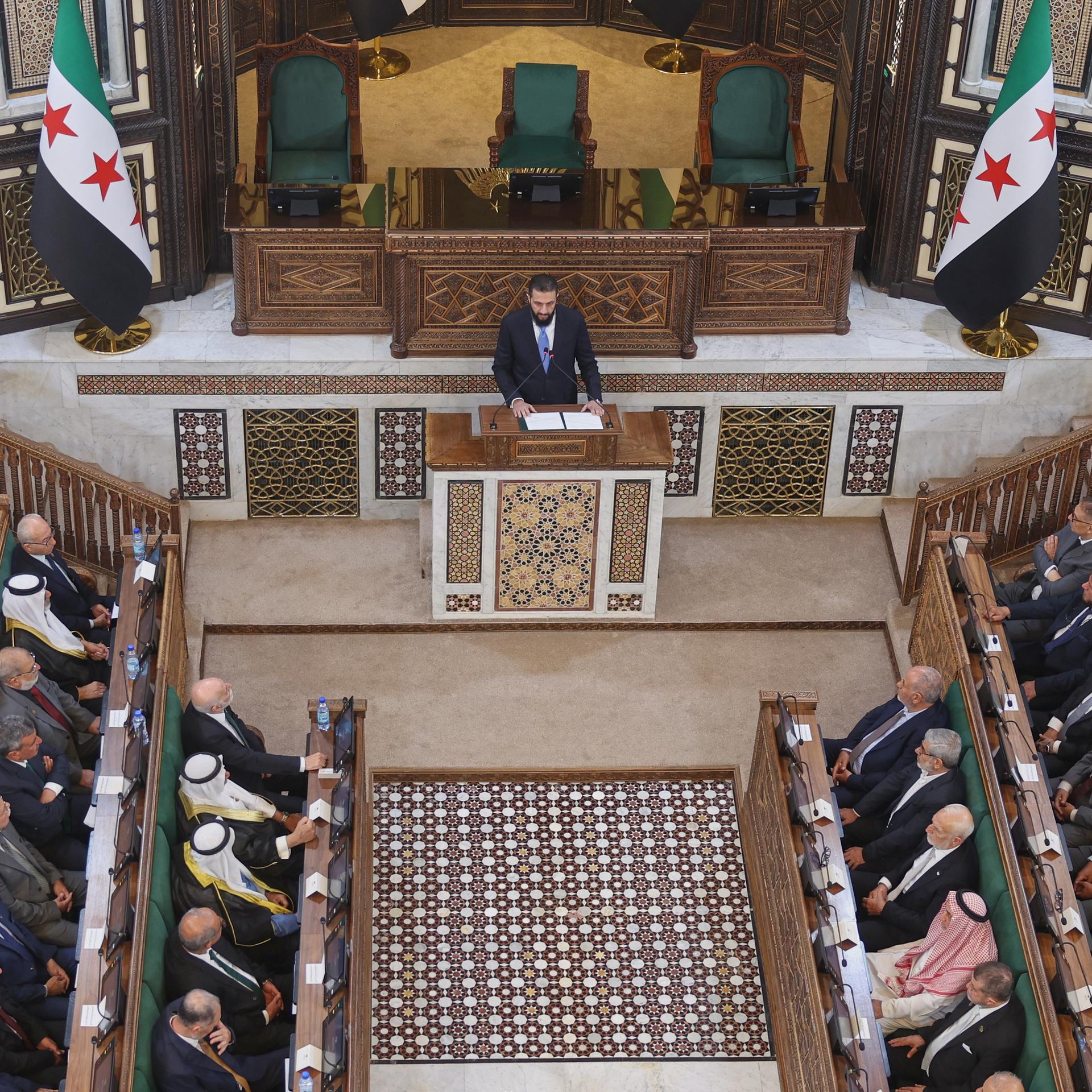 Der syrische Übergangspräsident Ahmed al-Scharaa hält eine Rede bei der Eröffnungssitzung der neu gebildeten syrischen Volksversammlung - der ersten seit dem Sturz der Regierung von Präsident Assad. 