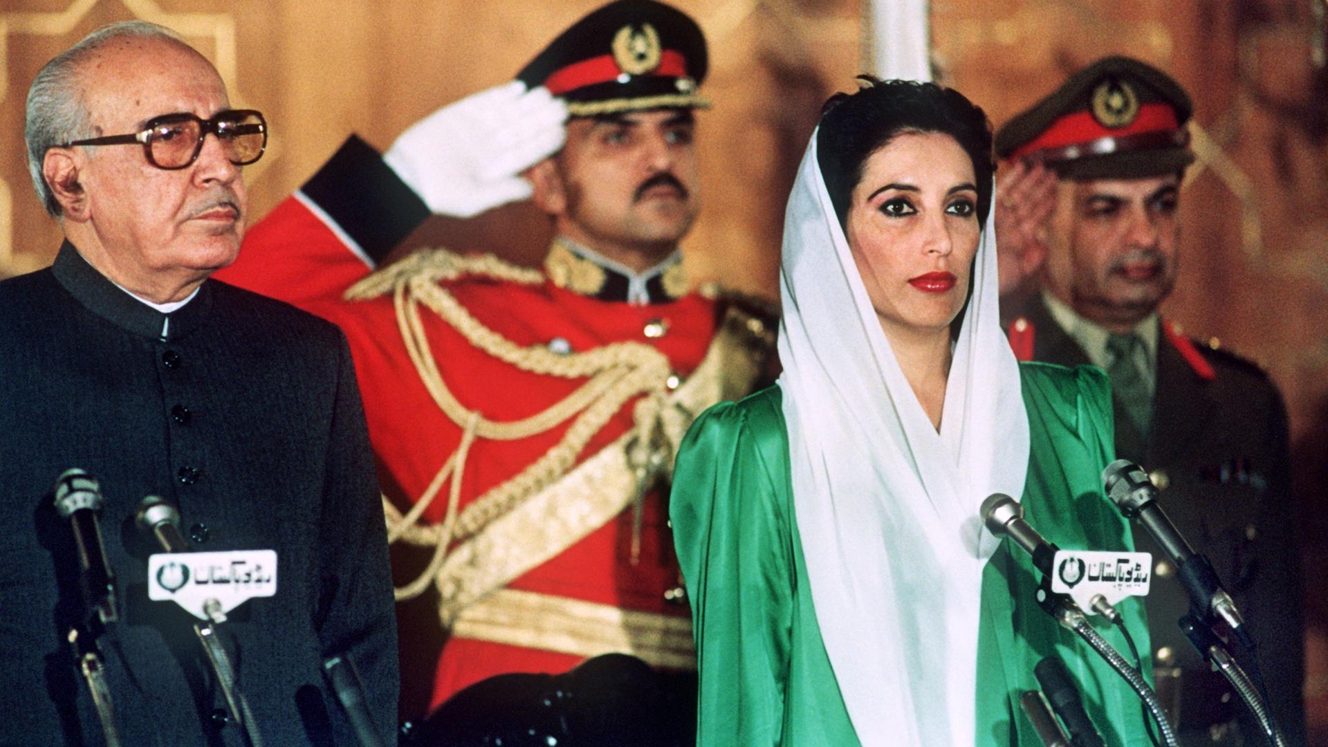 Benazir Bhutto während ihrer Vereidigung in Islamabad neben Präsident Ghulam Ishaq Khan. Die Pakistanische Volkspartei (PPP) unter Führung der 35jährigen Politikerin ist aus den Parlamentswahlen am 16. November 1988 als klarer Sieger hervorgegangen. Am 1. Dezember wird Benazir Bhutto zur ersten Ministerpräsidentin eines islamischen Staates ernannt.