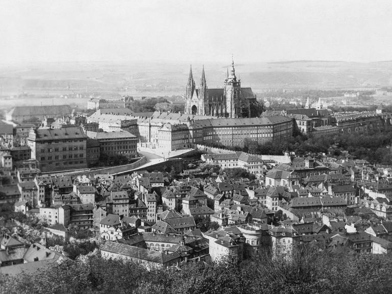 Historische Schwarz-Weiß-Aufnahme von Prag