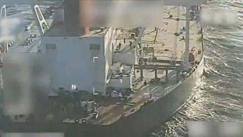 Video-Screenshot zeigt einen teilweise unkenntlich gemachten großen Tanker.