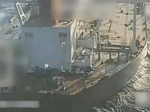 Video-Screenshot zeigt einen teilweise unkenntlich gemachten großen Tanker.