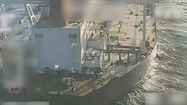 Video-Screenshot zeigt einen teilweise unkenntlich gemachten großen Tanker. Video-Screenshot zeigt einen teilweise unkenntlich gemachten großen Tanker.