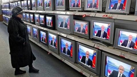 Die Medienlandschaft wird in Russland schon lange vom Staat dominiert. Hier: Live-Fragestunde an Präsident Putin 2003.