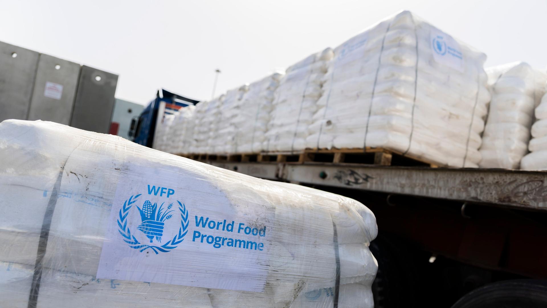 Hilfsgüter des Welternährungsprogramm der Vereinten Nationen stapeln sich am Grenzübergang Kerem Schalom zum Gazastreifen auf israelischer Seite. 