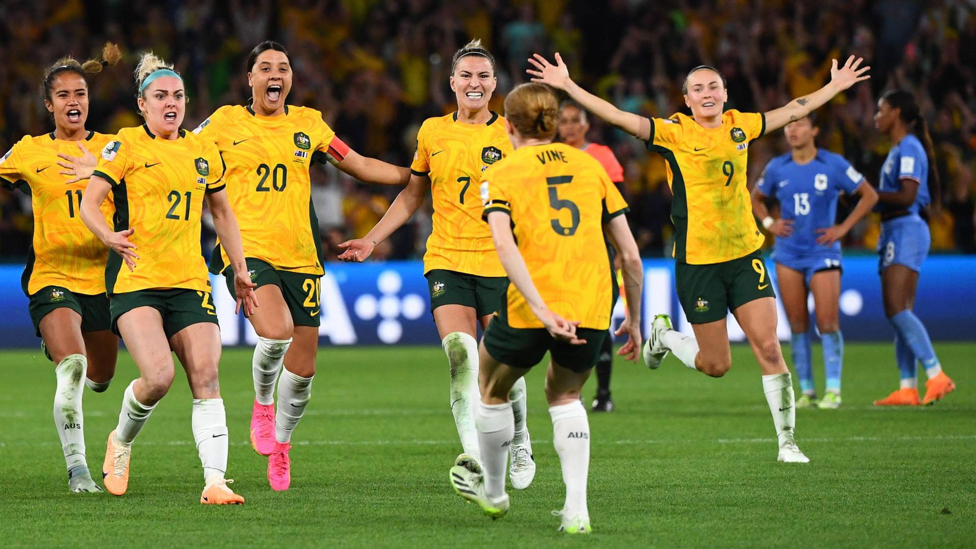 Die australischen Spielerinnen feiern den Elfmeter zum Sieg im Viertelfinale.