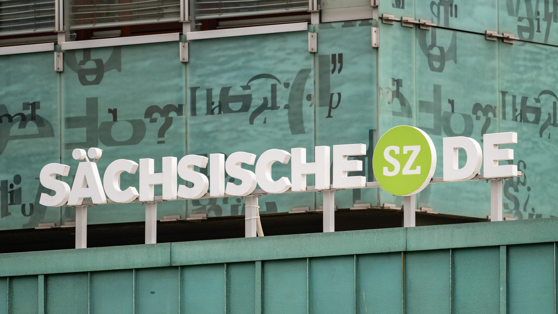 Der Schriftzug "Sächsische.de" am Haus der Presse, dem Sitz der "Sächsischen Zeitung" in Dresden