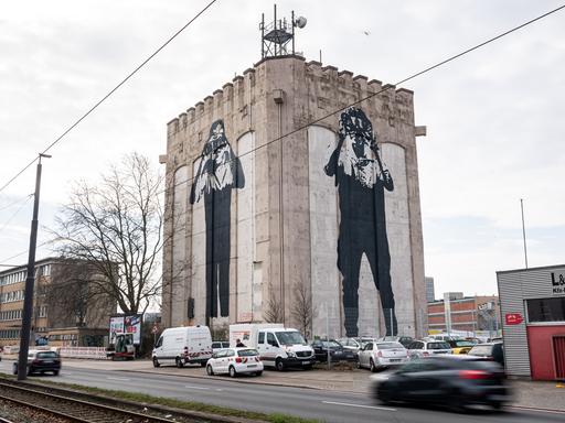 Autos fahren am alten Hochbunker aus dem Zweiten Weltkrieg in Bremen vorbei. 