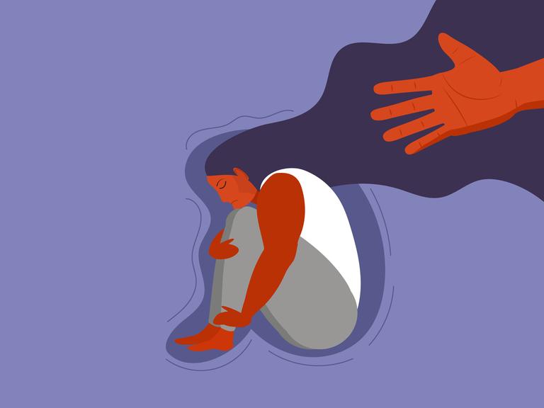 Illustration:  Ein trauriges Mädchen mit langen Haaren sitzt in gebeugter Haltung und umarmt ihre Knie, von hinten erscheint eine Hand.