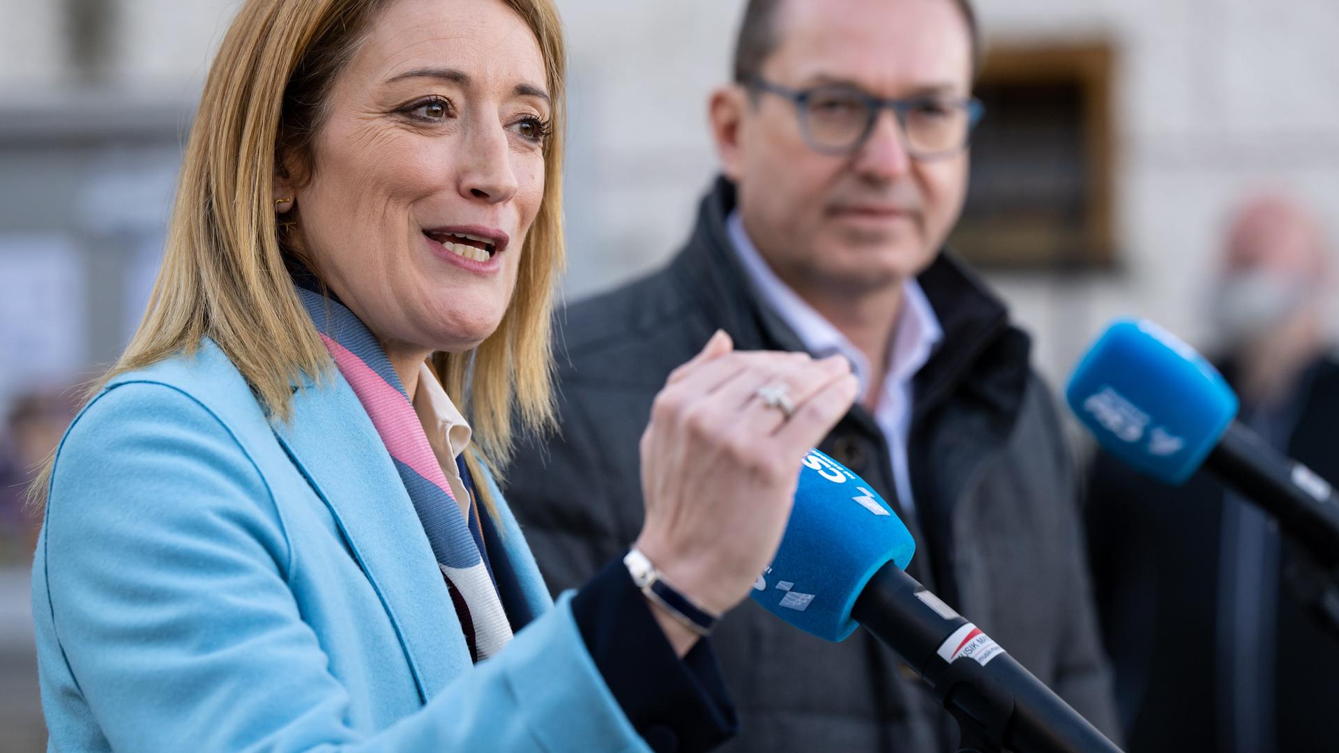 Roberta Metsola, Präsidentin des Europäischen Parlaments, und Alexander Dobrindt, CSU-Landesgruppenchef, bei der CSU-Winterklausur im Kloster Seeon. Roberta Metsola, Präsidentin des Europäischen Parlaments, und Alexander Dobrindt, CSU-Landesgruppenchef, bei der CSU-Winterklausur im Kloster Seeon.
