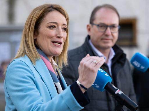 Roberta Metsola, Präsidentin des Europäischen Parlaments, und Alexander Dobrindt, CSU-Landesgruppenchef, bei der CSU-Winterklausur im Kloster Seeon. 