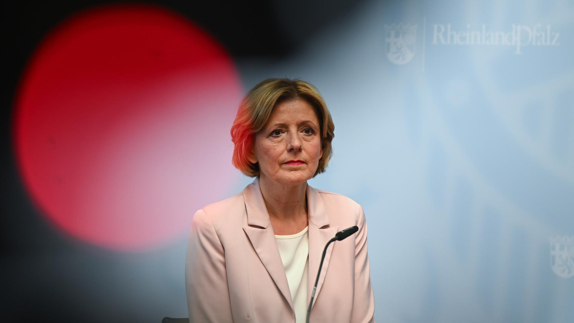 Malu Dreyer (SPD), Ministerpräsidentin von Rheinland-Pfalz, spricht in der Staatskanzlei während einer Pressekonferenz hinter dem Rotlicht einer TV-Kamera.