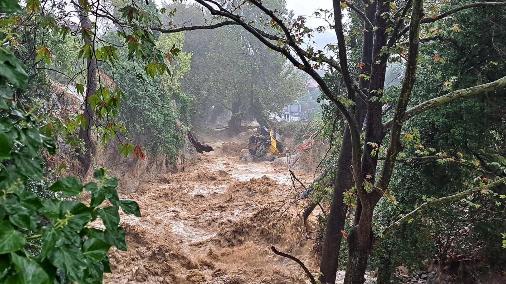 Überschwemmungen in Volos: In Folge der massiven Regenfälle ist ein Sturzbach entstanden. 