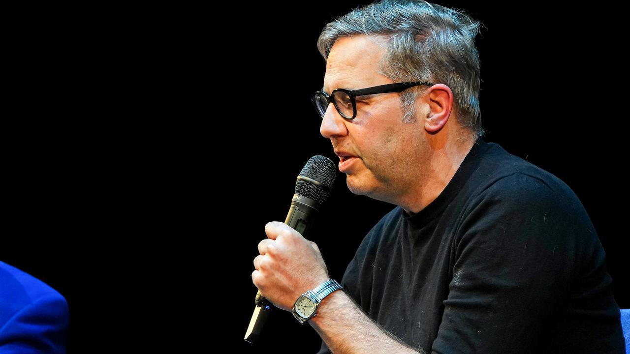  Philipp Köster spricht in ein Mikrofon.