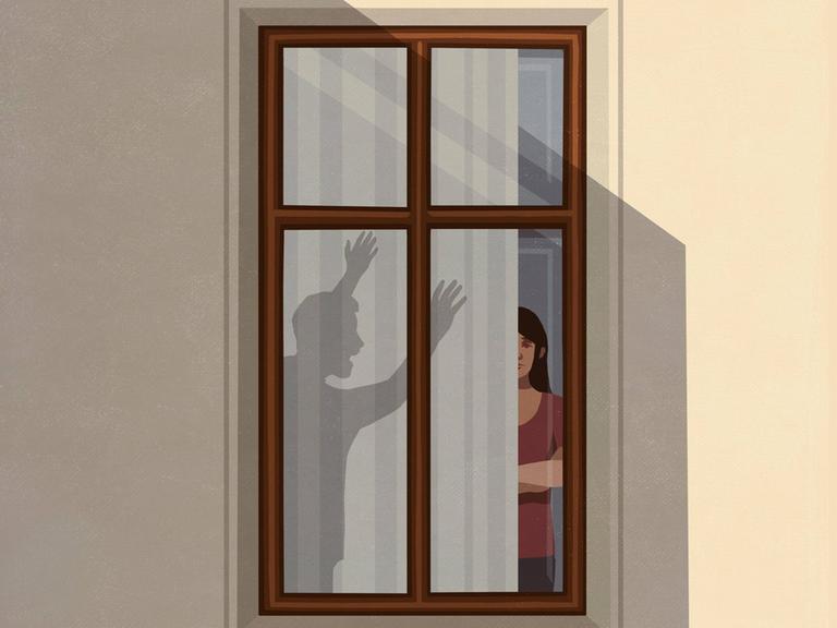 Die Illustration zeigt ein Fenster. Darin ist der Schatten von einem wütenden Mann. Er steht hinter einem Vorhang und geht auf eine Frau zu.