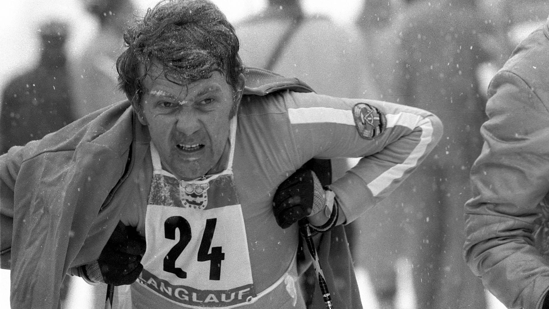 Gerhard Grimmer (DDR) stützt sich erschöpft im Ziel auf seine Skistöcke. Gerhard Grimmer (DDR) stützt sich erschöpft im Ziel auf seine Skistöcke.