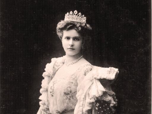 Historische schwarz weiß Aufnahme von Prinzessin Alice von Battenberg 1885–1969, seit 1903 Prinzessin Andrew von Griechenland, mit Krone und einem prächtigen Abendkleid mit Umhang. 