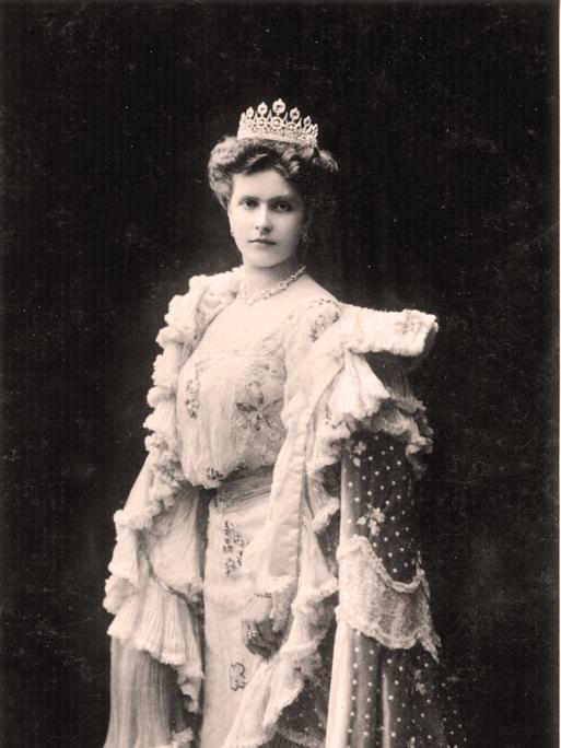 Historische schwarz weiß Aufnahme von Prinzessin Alice von Battenberg 1885–1969, seit 1903 Prinzessin Andrew von Griechenland, mit Krone und einem prächtigen Abendkleid mit Umhang. 