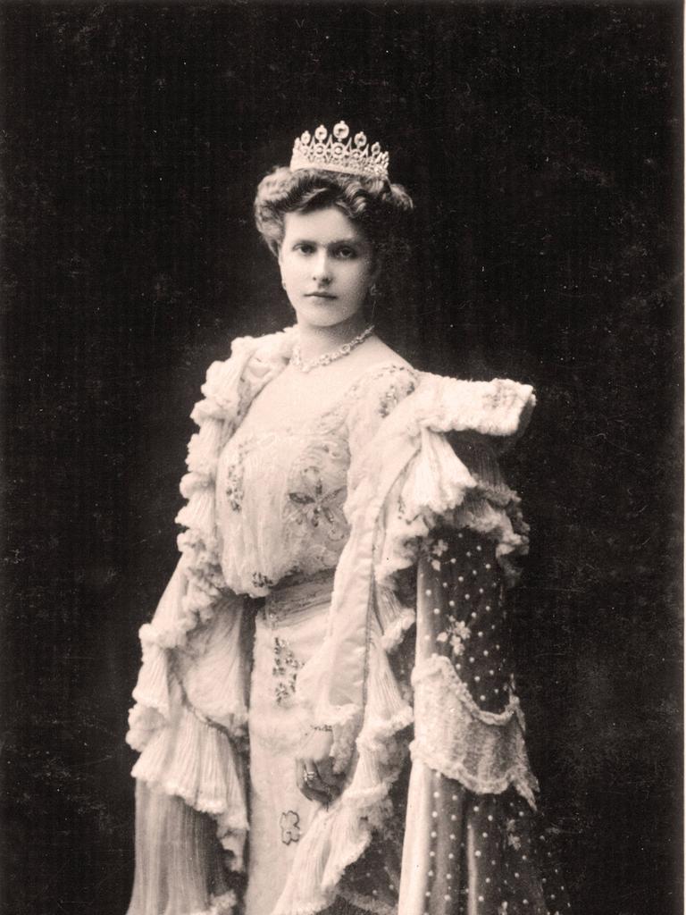 Historische schwarz weiß Aufnahme von Prinzessin Alice von Battenberg 1885–1969, seit 1903 Prinzessin Andrew von Griechenland, mit Krone und einem prächtigen Abendkleid mit Umhang. 